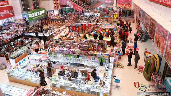 图为白沟新城小商品批发市场（2016年3月26日摄 图片来源：tuku.qianlong.com）。千龙网记者 宋鹏飞摄