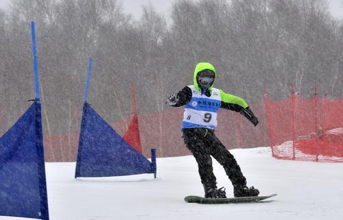 河北省残疾人高山、单板滑雪锦标赛正在雪中举行。耿辉摄