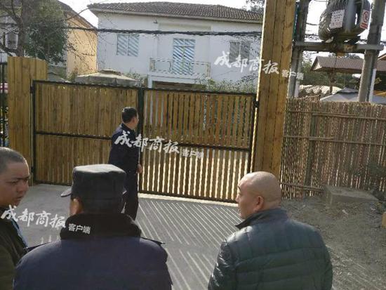 公司的办公场所大门紧闭,警方来到现场查勘