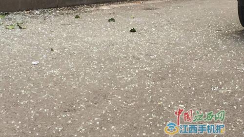 现场碎玻璃散落一地
