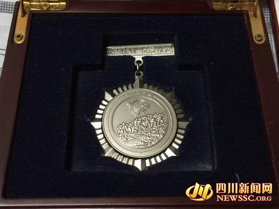 四川省政府曾为史业宽颁发的抗震纪念奖章。（雷兹 摄影）