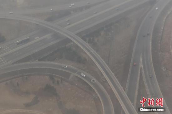  资料图：北京迎新一轮雾霾污染高峰。 中新社记者 崔楠 摄  