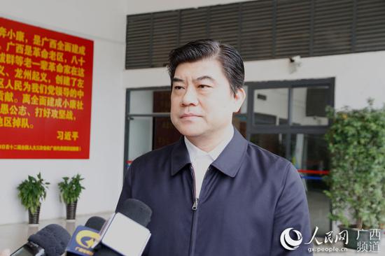 百色市委副书记、统战部部长杨春庭接受媒体团采访，解答百色市扶贫攻坚相关问题