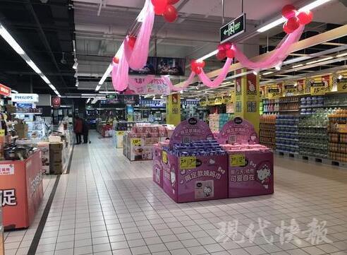 无锡的乐天玛特超市里,顾客稀少,生意清淡 匡笠 摄
