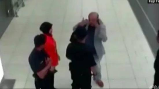 金姓男子被投毒后求助机场工作人员，后于15-20分钟后死亡。