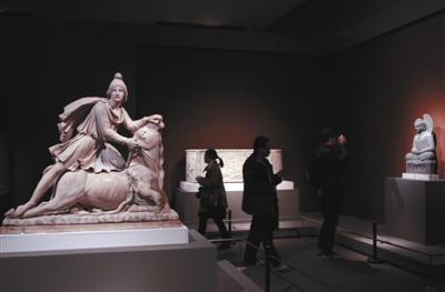 3月1日,中国国家博物馆,嘉宾媒体在参观密特拉神像。新京报记者 浦峰 摄