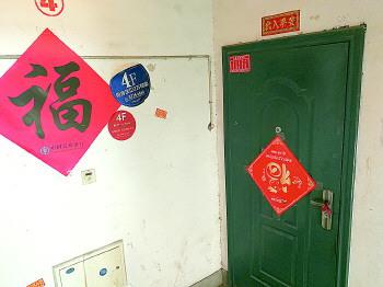 “孩子的父母都去处理孩子的事了,老太太也被接到了另外的亲戚家里,现在家中没人。”一位邻居告诉记者。
