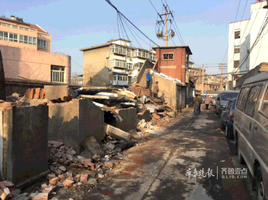 　　1日，文东街道办一处涉公违建已经开拆。