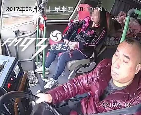 大巴司机闭眼开车 载84人在高速上飞驰酿车祸