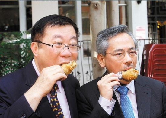  陈保基（左）和邱文达（右）担任台“农委会主委”、“卫生署署长”时，也曾公开大啃鸡肉，来证明安全。（台湾《联合》报系资料图）