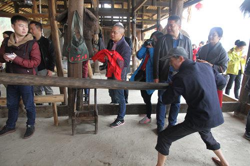 慈利县禾田居山谷里，当地老人正在演示土家族古老的榨油法。