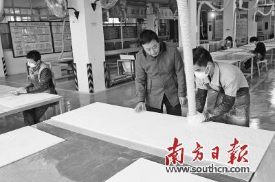 　　马可波罗瓷砖生产中心，技术工人在制作手工瓷砖。 南方日报记者孙俊杰 摄