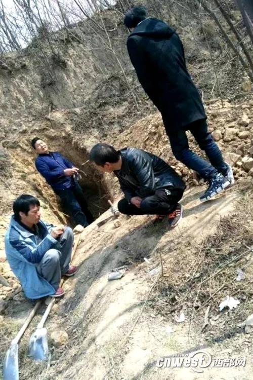 点击图片进入下一页 网友曝光附近村民在秦阿房宫前殿遗址下面挖土修墓