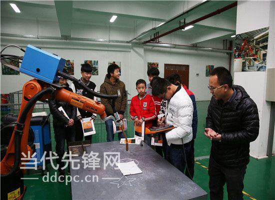 学生正在学习机器制图