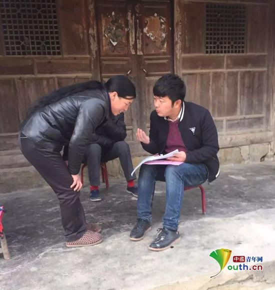 　　图为徐丹(右一)为村民讲解电商知识。徐丹供图。
