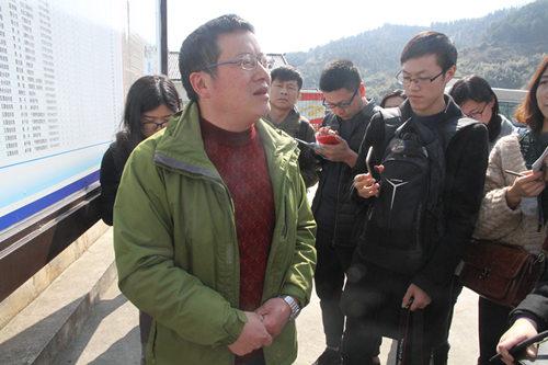 武陵源区扶贫干部李冰向媒体团讲解杨家坪村脱贫攻坚路线。