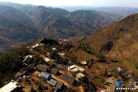 　　图为贵州赫章县铁匠乡处卓村岩头组，是部分贫困户搬迁前居住的地方，山高、坡陡、缺水，自然条件恶劣。