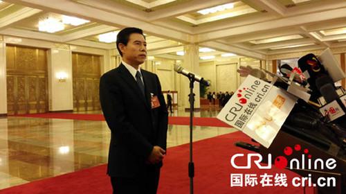 新任商务部部长钟山答记者问。摄影：黎萌