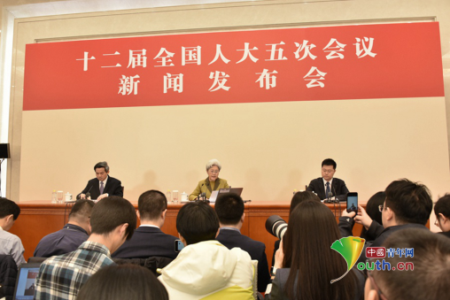 　　3月4日上午11时，十二届全国人大五次会议在人民大会堂新闻发布厅举行新闻发布会。中国青年网记者 刘洪侠 摄