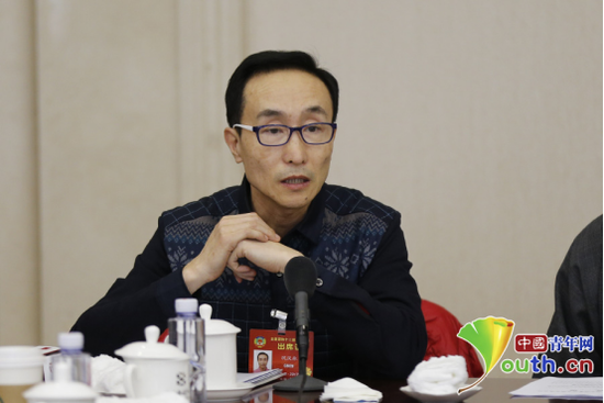 全国政协委员、著名小品演员巩汉林。 中国青年网记者 李拓 摄