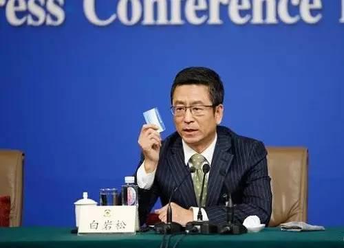 去年两会上,白岩松在政协记者会上谈环保问题,称媒体人要当好喜鹊和啄木鸟。