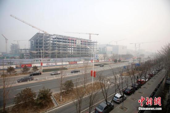 近日，北京城市副中心建设工地一派繁忙。中新社记者 韩海丹 摄