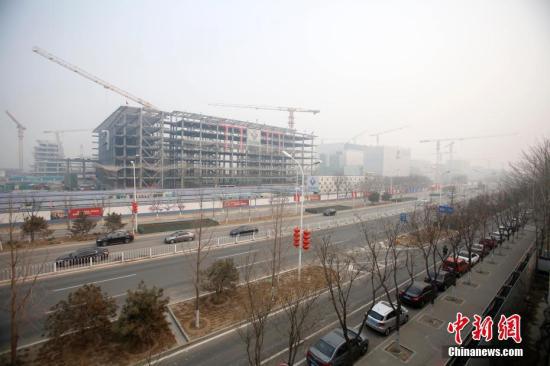 近日,北京城市副中心建设工地一派繁忙。中新社记者 韩海丹 摄
