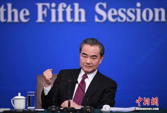 3月8日，十二届全国人大五次会议新闻中心举行记者会，邀请外交部部长王毅就“中国的外交政策和对外关系”的相关问题回答中外记者的提问。 中新社记者 侯宇 摄