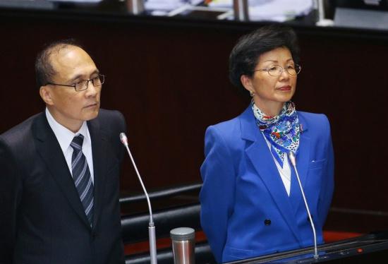 台“行政院长”林全(左)、陆委会主委张小月7日下午在台“立法院”备询。图片来源:台湾《联合报》