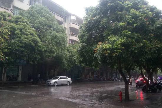  昨天，广东湛江市仍出现阴雨天气，道路湿滑。