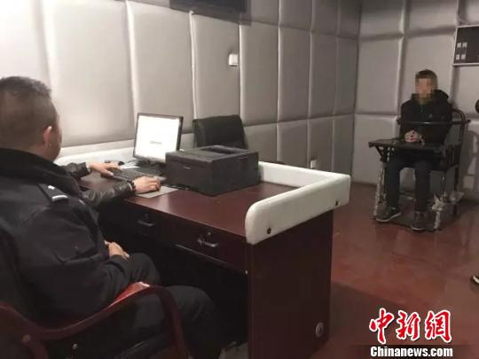 审讯现场。 宛晓乖 摄