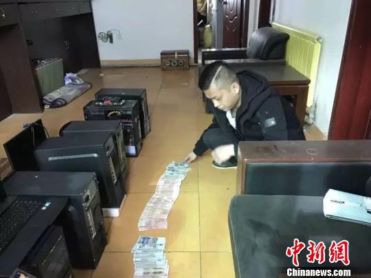 警方查获的赌资及赌博工具。 宛晓乖 摄