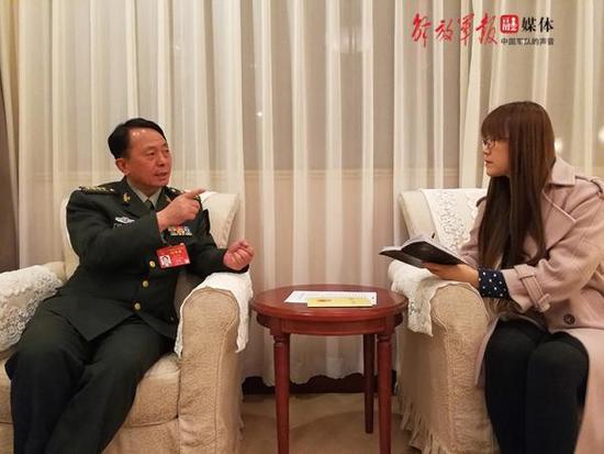 司启富代表正在接受中国军网记者的采访。