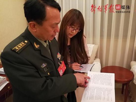 司启富代表为记者介绍现行法规条文情况。