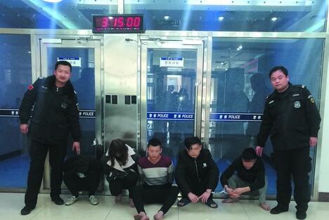 　　被抓获的5名犯罪嫌疑人。