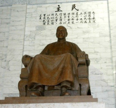 台当局要让中正纪念堂“转型”，蒋介石铜像何去何从成为焦点。（来源：台湾联合新闻网）