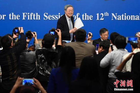 图为记者在会后追访周小川。中新社记者 韦亮 摄
