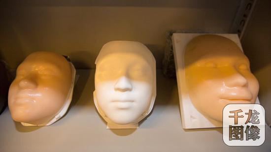 八宝山殡仪馆日前成立3D打印工作室。图为工作室利用3D技术打印出来的人脸模型。千龙网记者 陈建男摄