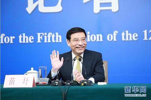 　3月11日，十二届全国人大五次会议新闻中心举行记者会，邀请工业和信息化部部长苗圩、副部长辛国斌和总工程师、新闻发言人张峰就“推进实施‘中国制造2025’”的相关问题回答中外记者的提问。图为工业和信息化部部长苗圩。新华网/中国政府网&nbsp;翟子赫摄&nbsp;图片来源：新华网&nbsp;