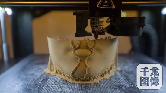 八宝山殡仪馆日前成立3D打印工作室。图为工作室利用3D技术正在打印人脸模型半成品。千龙网记者 陈建男摄