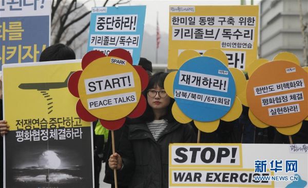   3月7日，在位于韩国首尔的美国驻韩国大使馆附近，韩国民众高举反战标语牌抗议韩美军演。当日，韩美两国军队在韩国全境正式启动代号为“关键决断”和“秃鹫”的例行大型联合军事演习。新华社记者姚琪琳摄