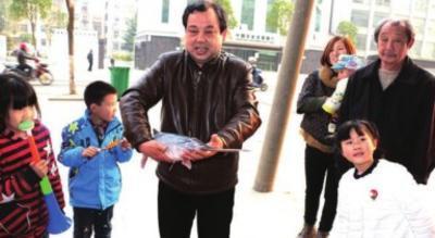 不少市民围着看稀奇，大家都说没有见过这样的鱼。