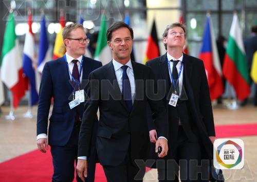 2017年3月9日，荷兰首相吕特（中）抵达位于比利时首都布鲁塞尔的欧盟总部，准备出席欧盟春季峰会。（新华社记者龚兵摄 ）