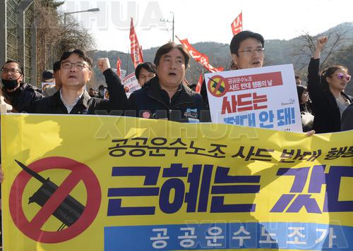 3月15日，在韩国庆尚北道的“萨德”系统部署地——星州乐天高尔夫球场附近，民众在抗议集会上高喊口号。 （ 新华社记者刘昀摄）