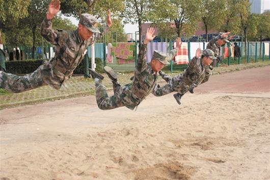 图为:士官班学生在训练中