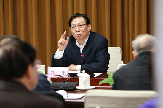 国家税务总局副局长汪康就有关税收问题作专题报告。