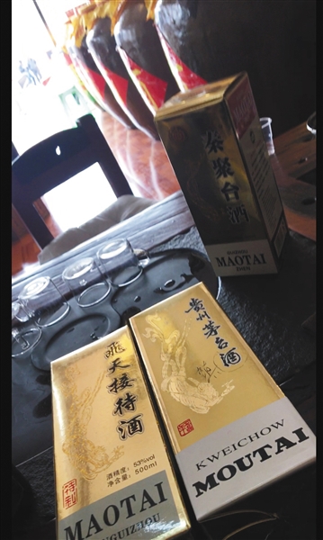 2月13日下午,张静展示包装材料,根据客户的要求,“贵州茅台酒”的“酒”字将被换为“镇”字。