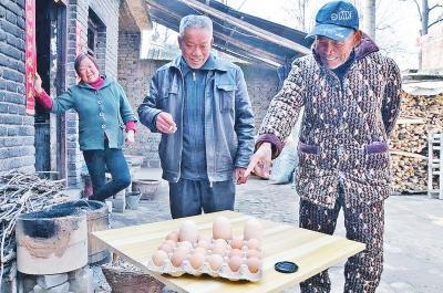 李大妈家的“超级大鸡蛋”比普通鸡蛋要大很多