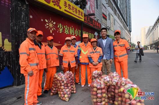 刘洋带领“爱心青年帮”发起“助爱贫困果农&nbsp;慰问城市环卫工”活动。本人供图
