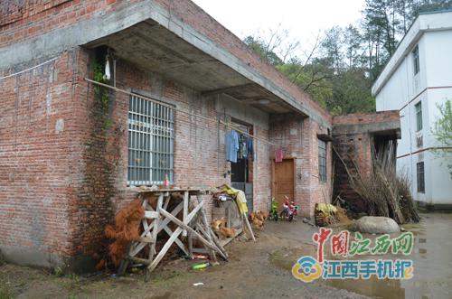 图为明经国一家常住的房屋,记者了解到,该房屋于2013年5月报建